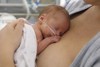 El contacto piel con piel se asocia con un sueño más estable en bebés prematuros incluso después de terminar la sesión 6 Abrazo piel con piel en neonatos