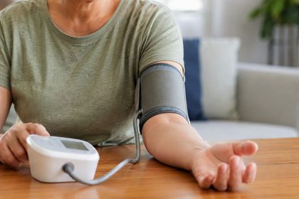 Combinar tres o cuatro fármacos a dosis bajas puede controlar mejor la hipertensión inicial que empezar únicamente con uno 3 Control de tension en casa