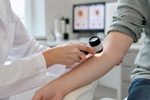 Una rara infección cutánea asociada históricamente a animales alcanza 23 casos confirmados en España 6 Examen dermatologico con dermatoscopio