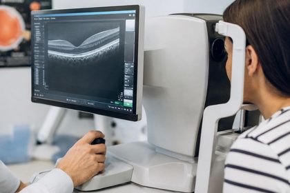 Inyectan mitocondrias de una paciente en sus propios ojos en un intento experimental de recuperar función tras perder la visión 8 Examen ocular con escaner de retina