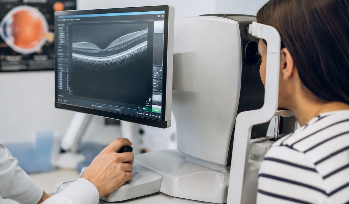 Inyectan mitocondrias de una paciente en sus propios ojos en un intento experimental de recuperar función tras perder la visión 1 Examen ocular con escaner de retina