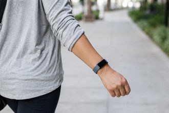 Paseo urbano con smartwatch