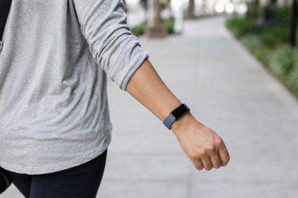 Años de datos de Fitbit relacionan los ritmos diarios más marcados con menor probabilidad de envejecimiento biológico acelerado 3 Paseo urbano con smartwatch