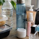 Un estudio relaciona una mayor exposición a BPA y ftalatos con cambios en hormonas reproductivas de mujeres 2 envases de plastico