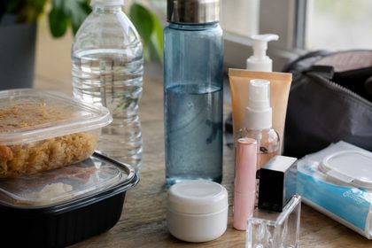 Un estudio relaciona una mayor exposición a BPA y ftalatos con cambios en hormonas reproductivas de mujeres 9 envases de plastico
