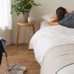 Dormir entre seis y ocho horas y mantener una actividad moderada se asocia con mejor función cognitiva a partir de los 45 3 mujer durmiendo
