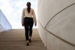 Subir escaleras se asocia con menor riesgo cardiovascular, pero el estudio no demuestra que sea la única causa 25 mujer sube escaleras