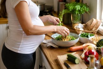 Una dieta rica en vegetales durante el embarazo se asocia con una gestación algo más larga en una cohorte alemana 6 Cocina acogedora con ensalada fresca
