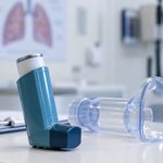 Un ARN inhalado logra silenciar una proteína inflamatoria del pulmón en el primer ensayo de este tratamiento en humanos 3 Inhalador y espaciador en consulta medica