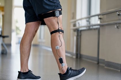 Una neuroprótesis sin batería aprovecha cada paso para estimular el pie afectado después de un ictus 5 Rehabilitacion de marcha con sensores